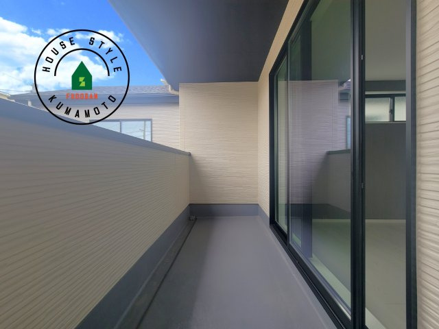 合志市幾久富第1-2棟（2号棟）　のバルコニー|風をしっかりと感じられるバルコニーでは、毎日が洗濯日和です。広々としているので洗濯も楽しくなるでしょうし、気分転換にバルコニーからの眺めを楽しむのもいいでしょう。