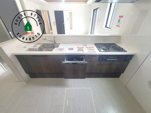 合志市幾久富第1-2棟（2号棟）　のキッチン|ご家族を近くに感じられる対面キッチンのLDK。会話もはずみそうですね。