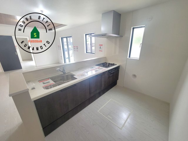 合志市幾久富第1-2棟（2号棟）　のキッチン|明るいキッチン作業スペースを多くとりました。ご夫婦でキッチンに立っても調理がしやすい広さです。食器類もすっきりと片付く収納は魅力的です。