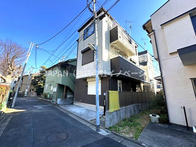 オール電化（ソーラーパネル搭載）住宅の前面道路含む現地写真|2013年3月築、屋上にソーラーパネルを搭載したオール電化住宅。ホームエレベーターや車いす対応サニタリー・3Fにシャワー室etc造りこまれた大型５ＬＤＫ