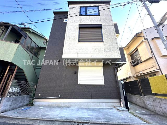 オール電化（ソーラーパネル搭載）住宅の外観|青砥駅まで徒歩10分。近隣にはスーパーや小中学校が揃う良好な住環境が形成されています