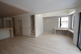 【居間・リビング】 | 【仲介手数料無料！！】日野市百草　新築戸建て（全1棟）1号棟　5299万円