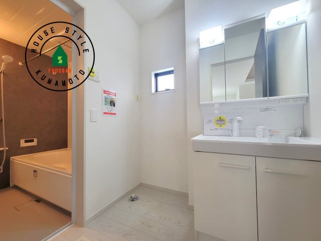 菊池郡大津町大字室第1-3棟（1号棟）　の脱衣所|ゆとりの洗面スペースで朝の身支度もスムーズに。暮らしを快適に変えるシャワー付洗面台です！