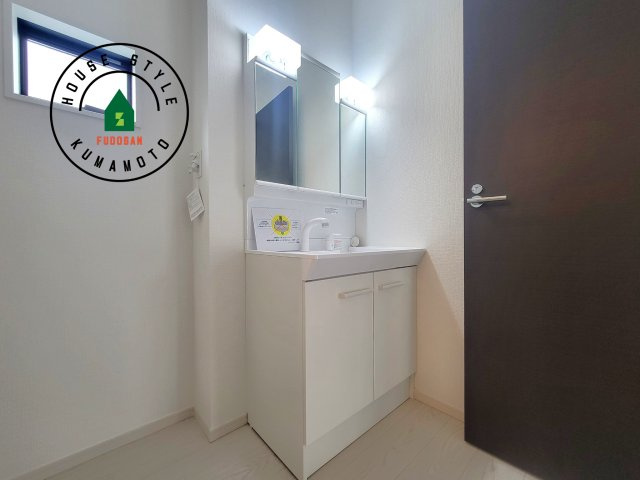 菊池郡大津町大字室第1-3棟（1号棟）　の独立洗面台|毎日使うものだから清潔な空間を保ちたい水回り。洗面にはそんな願いを解消させてくれる収納アイデアが満載です。三面鏡の裏側にはキャビネットが現れ小物から背の高い物まで収納できます。