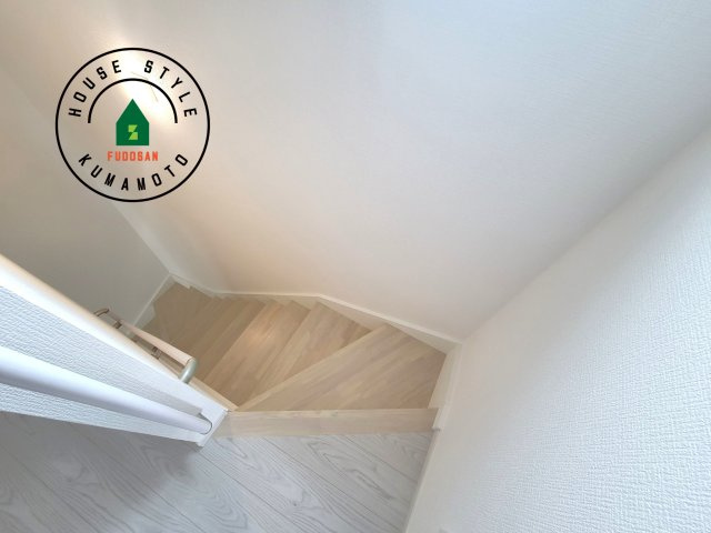 菊池郡大津町大字室第1-3棟（1号棟）　の内装|＜手すり付階段＞手すりがないと階段の昇り降りで危険なことはもちろん、壁に手をつきながら歩くことで壁紙が汚れやすくなります。すべての方に快適に昇り降りしていただくため、手すりを設置しました。