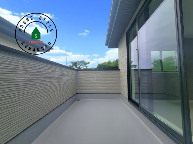 菊池郡大津町大字室第1-3棟（1号棟）　のバルコニー|風をしっかりと感じられるバルコニーでは、毎日が洗濯日和です。広々としているので洗濯も楽しくなるでしょうし、気分転換にバルコニーからの眺めを楽しむのもいいでしょう。