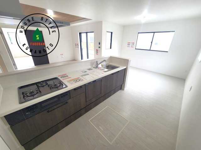 菊池郡大津町大字室第1-3棟（1号棟）　のキッチン|明るいキッチン作業スペースを多くとりました。ご夫婦でキッチンに立っても調理がしやすい広さです。食器類もすっきりと片付く収納は魅力的です。