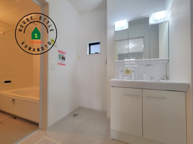 菊池郡大津町大字室第1-3棟（2号棟）　の脱衣所|ゆとりの洗面スペースで朝の身支度もスムーズに。暮らしを快適に変えるシャワー付洗面台です！
