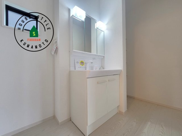 菊池郡大津町大字室第1-3棟（2号棟）　の独立洗面台|毎日使うものだから清潔な空間を保ちたい水回り。洗面にはそんな願いを解消させてくれる収納アイデアが満載です。三面鏡の裏側にはキャビネットが現れ小物から背の高い物まで収納できます。