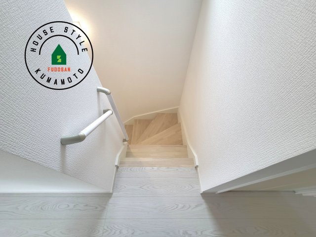 菊池郡大津町大字室第1-3棟（2号棟）　の内装|＜手すり付階段＞手すりがないと階段の昇り降りで危険なことはもちろん、壁に手をつきながら歩くことで壁紙が汚れやすくなります。すべての方に快適に昇り降りしていただくため、手すりを設置しました。