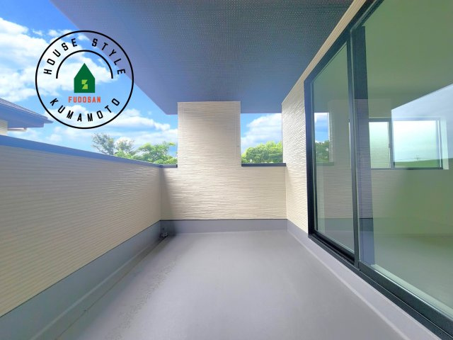 菊池郡大津町大字室第1-3棟（2号棟）　のバルコニー|風をしっかりと感じられるバルコニーでは、毎日が洗濯日和です。広々としているので洗濯も楽しくなるでしょうし、気分転換にバルコニーからの眺めを楽しむのもいいでしょう。