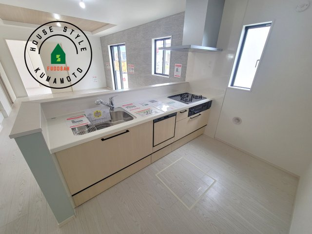 菊池郡大津町大字室第1-3棟（2号棟）　のキッチン|明るいキッチン作業スペースを多くとりました。ご夫婦でキッチンに立っても調理がしやすい広さです。食器類もすっきりと片付く収納は魅力的です。
