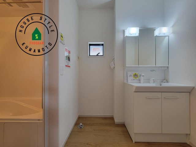 菊池郡大津町大字室第1-3棟（3号棟）　の脱衣所|ゆとりの洗面スペースで朝の身支度もスムーズに。暮らしを快適に変えるシャワー付洗面台です！