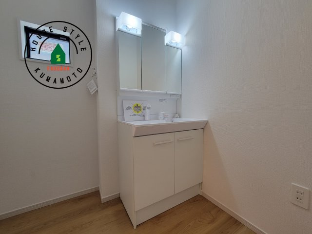 菊池郡大津町大字室第1-3棟（3号棟）　の独立洗面台|毎日使うものだから清潔な空間を保ちたい水回り。洗面にはそんな願いを解消させてくれる収納アイデアが満載です。三面鏡の裏側にはキャビネットが現れ小物から背の高い物まで収納できます。