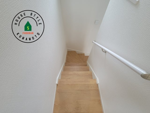 菊池郡大津町大字室第1-3棟（3号棟）　の内装|＜手すり付階段＞手すりがないと階段の昇り降りで危険なことはもちろん、壁に手をつきながら歩くことで壁紙が汚れやすくなります。すべての方に快適に昇り降りしていただくため、手すりを設置しました。