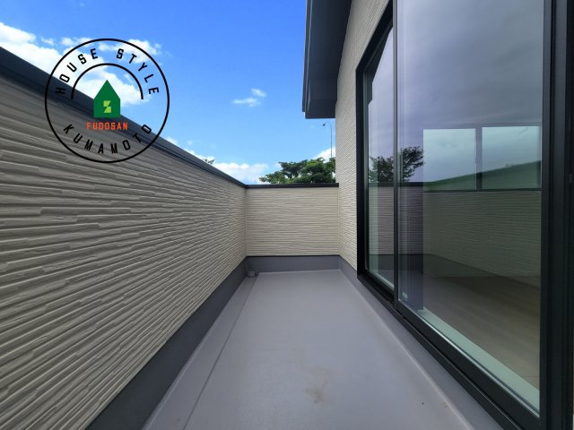 菊池郡大津町大字室第1-3棟（3号棟）　のバルコニー|風をしっかりと感じられるバルコニーでは、毎日が洗濯日和です。広々としているので洗濯も楽しくなるでしょうし、気分転換にバルコニーからの眺めを楽しむのもいいでしょう。