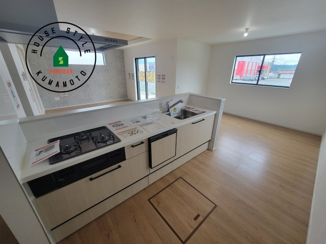 菊池郡大津町大字室第1-3棟（3号棟）　のキッチン|明るいキッチン作業スペースを多くとりました。ご夫婦でキッチンに立っても調理がしやすい広さです。食器類もすっきりと片付く収納は魅力的です。