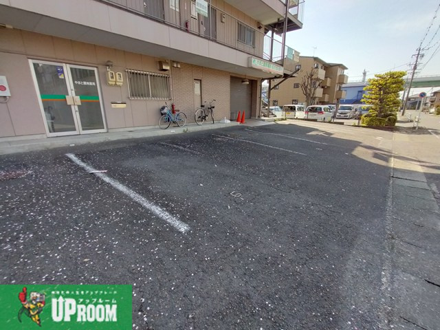 ハイツ久郷の駐車場