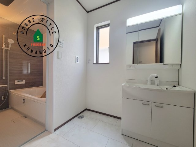 熊本市東区湖東3丁目第1-2棟（1号棟）の脱衣所|ゆとりの洗面スペースで朝の身支度もスムーズに。暮らしを快適に変えるシャワー付洗面台です！