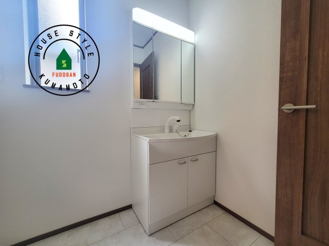 熊本市東区湖東3丁目第1-2棟（1号棟）の独立洗面台|毎日使うものだから清潔な空間を保ちたい水回り。洗面にはそんな願いを解消させてくれる収納アイデアが満載です。三面鏡の裏側にはキャビネットが現れ小物から背の高い物まで収納できます。