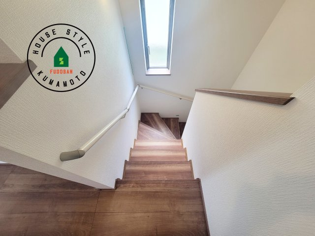 熊本市東区湖東3丁目第1-2棟（1号棟）の内装|＜手すり付階段＞手すりがないと階段の昇り降りで危険なことはもちろん、壁に手をつきながら歩くことで壁紙が汚れやすくなります。すべての方に快適に昇り降りしていただくため、手すりを設置しました。