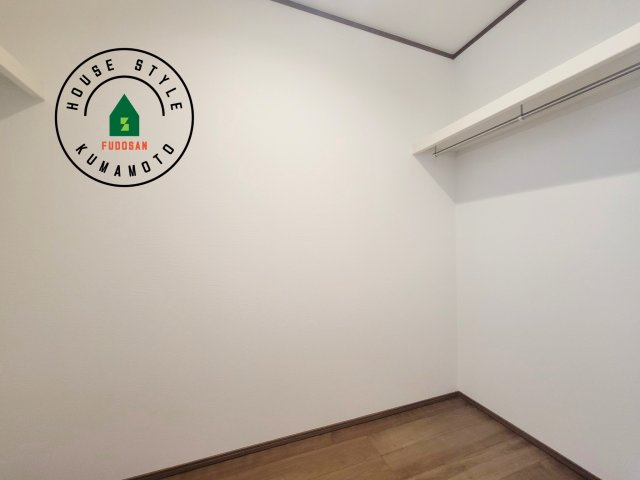 熊本市東区湖東3丁目第1-2棟（1号棟）の収納|洋服や大きな荷物が多い方や人数の多いご家族などは、一般的なクローゼットよりもウォークインクローゼットのほうが使い勝手が良いです。