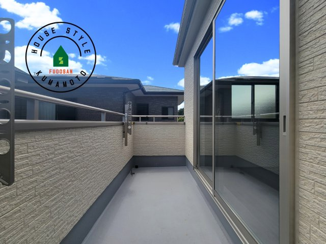 熊本市東区湖東3丁目第1-2棟（1号棟）のバルコニー|風をしっかりと感じられるバルコニーでは、毎日が洗濯日和です。広々としているので洗濯も楽しくなるでしょうし、気分転換にバルコニーからの眺めを楽しむのもいいでしょう。