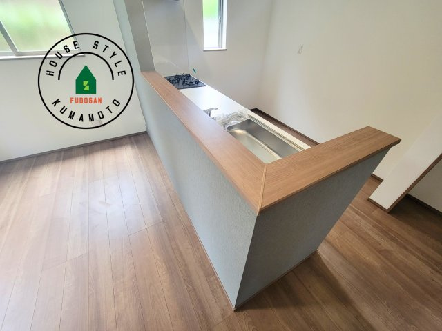 熊本市東区湖東3丁目第1-2棟（1号棟）のダイニング|キッチンから立ち込める香りが今日の料理を期待させます。