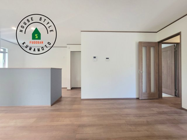 熊本市東区湖東3丁目第1-2棟（1号棟）の居間・リビング|キッチンからリビングをしっかり確認できます。家族の笑顔があふれる空間になりそうですね。