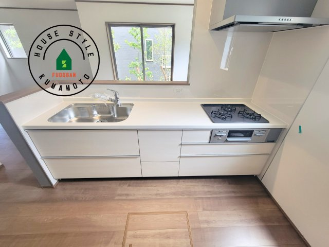 熊本市東区湖東3丁目第1-2棟（1号棟）のキッチン|ご家族を近くに感じられる対面キッチンのLDK。会話もはずみそうですね。