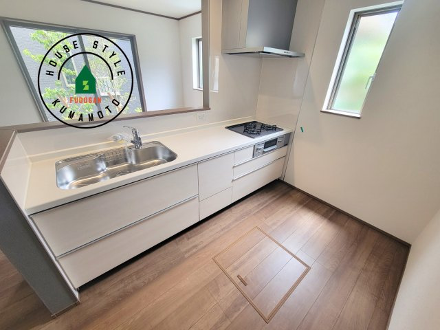 熊本市東区湖東3丁目第1-2棟（1号棟）のキッチン|ダイニングテーブルへの配膳がラクラク、お料理はかどるカウンター付きシステムキッチン！