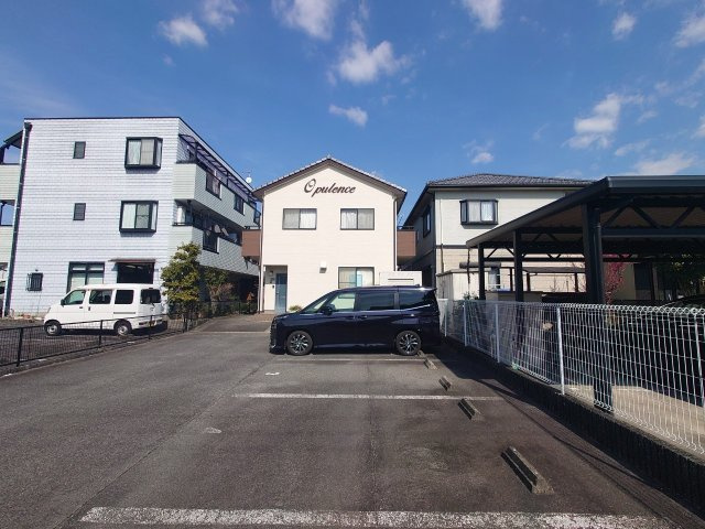 オピュレンス京町の駐車場