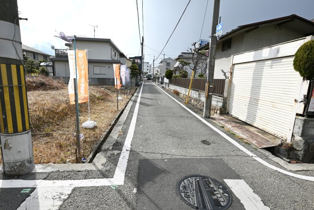 阪急稲野駅徒歩7分、南小・南中～ハッピータウン稲野町6丁目の前面道路含む現地写真|公道幅員4.0ｍです。