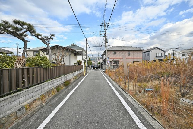阪急稲野駅徒歩7分、南小・南中～ハッピータウン稲野町6丁目の前面道路含む現地写真|公道幅員4.0ｍです。