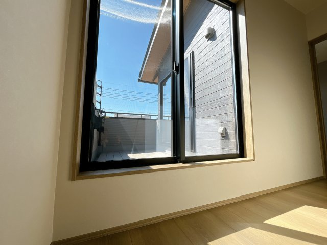 深谷市常盤町　新築戸建　全2棟　のバルコニー|ホールから出入りできるバルコニー！