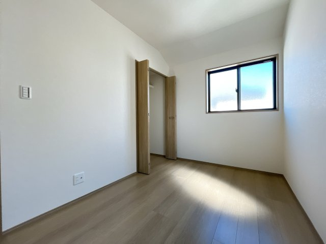 深谷市常盤町　新築戸建　全2棟　の洋室|２階居室は全室収納あり！たっぷりある収納活用でお部屋もキレイを保てます♪