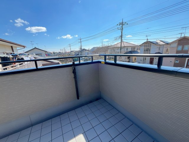 深谷市常盤町　新築戸建　全2棟　のバルコニー|奥行を広めに取ったバルコニー♪家族分の洗濯物もしっかり干せます。日当たりも良く、毎日のお洗濯が楽しくなりそう♪