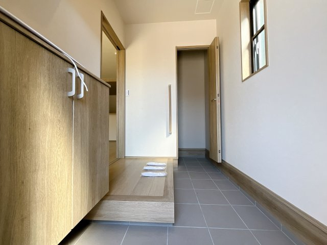 深谷市常盤町　新築戸建　全2棟　の玄関|住まう人も来客も入った時にワクワクさせてくれるオシャレな玄関♪収納もたっぷりあるので、靴がたくさんあっても安心！