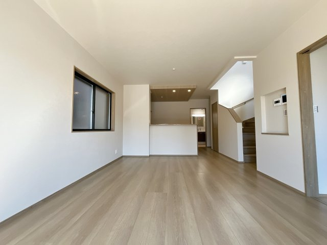 深谷市常盤町　新築戸建　全2棟　の居間・リビング|広々リビング×対面キッチンで家族の会話も弾みます♪家族団らんの秘訣は間取りにあり★夢のマイホームを一緒に叶えましょう！