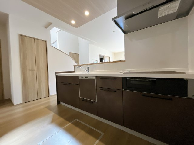 深谷市常盤町　新築戸建　全2棟　のキッチン|リビング・ダイニングで過ごすご家族を見守りながら作業が可能な対面式のキッチン。家事負担を軽減してくれる、食器洗乾燥機付きです。