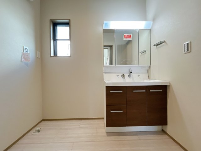 深谷市常盤町　新築戸建　全2棟　の独立洗面台|ゆとりの洗面スペースで朝の身支度も快適スムーズに。３面鏡で髪のセットやお化粧もストレスなくこなせ、朝から気分良く通勤通学に向かえそうですね！鏡の裏にはたっぷりと収納スペースを標準装備