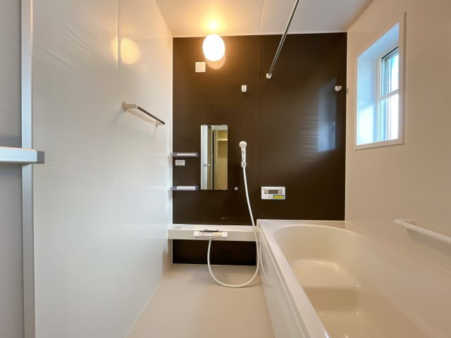 深谷市常盤町　新築戸建　全2棟　の浴室|ゆったり寛げる1坪タイプのシステムバス。足を伸ばしてゆっくりとくつろげます。お子様と一緒に入ってもゆとりがありますね♪便利な浴室乾燥機付き！