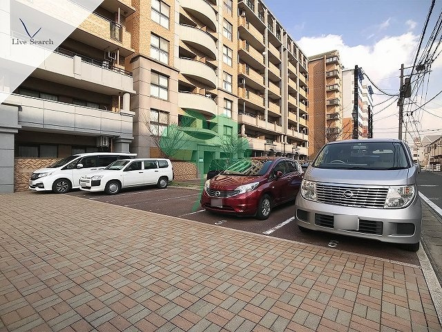 ウイングコートD館の駐車場