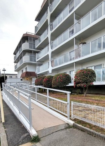 ユニハイム池田の外観|ベビーカーにも優しいスロープあり
