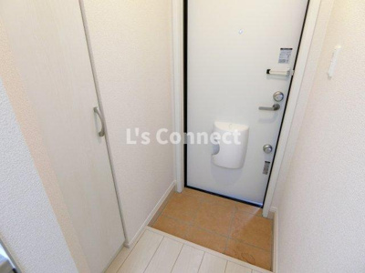 【玄関】 | ホワイトローズⅡ | 下駄箱付きで靴も収納できます。