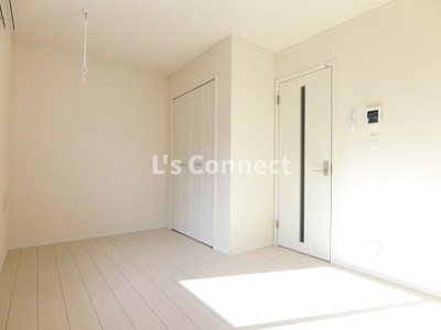 【居間・リビング】 | ホワイトローズⅡ | 明るい色合いの内装です。