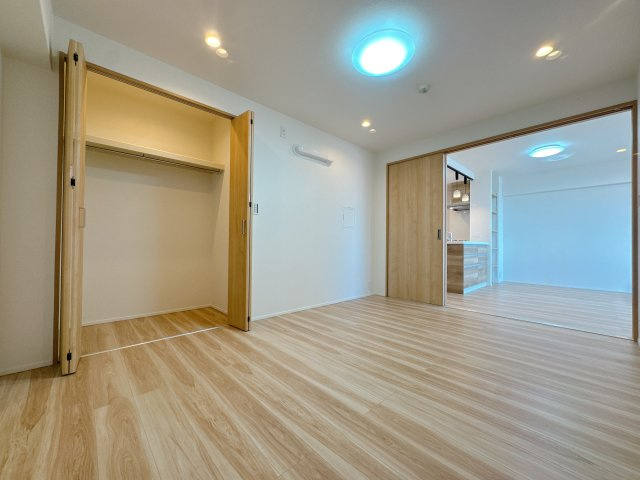 【洋室】 | アーバンパレスシエル福間☆仲介手数料無料☆ | 可動間仕切りは、ときに広く使ったり、区切って使ったりと選ぶ自由が持てるんです♪リビングと一体で使うともっと広々♪