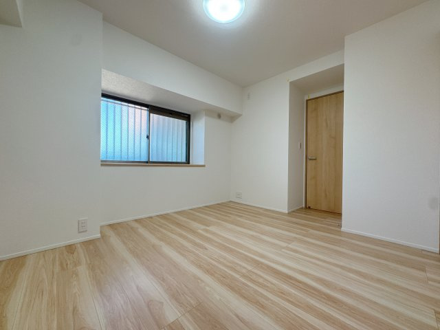 【洋室】 | アーバンパレスシエル福間☆仲介手数料無料☆ | 一人ひとり快適な空間は違うからこそ、家具の配置もアレンジしやすいシンプルなデザインに。