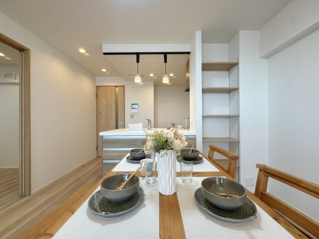【その他】 | アーバンパレスシエル福間☆仲介手数料無料☆ | デザイン性と機能性を兼ね備えた、洗練されたリノベーション空間。木のぬくもりを感じる内装が、落ち着きのある住まいを演出します。