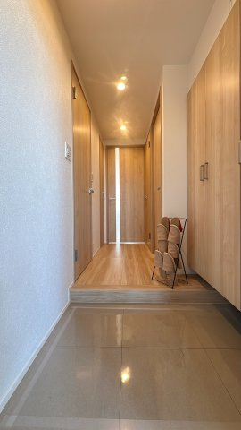 【玄関】 | アーバンパレスシエル福間☆仲介手数料無料☆ | 【住まいの顔、収納豊富な玄関】落ち着いた印象の玄関。大容量のシューズボックスを完備しており、家族全員の靴をスッキリ収納できます。いつも整頓された空間で、ゲストを気持ちよくお迎えできます。